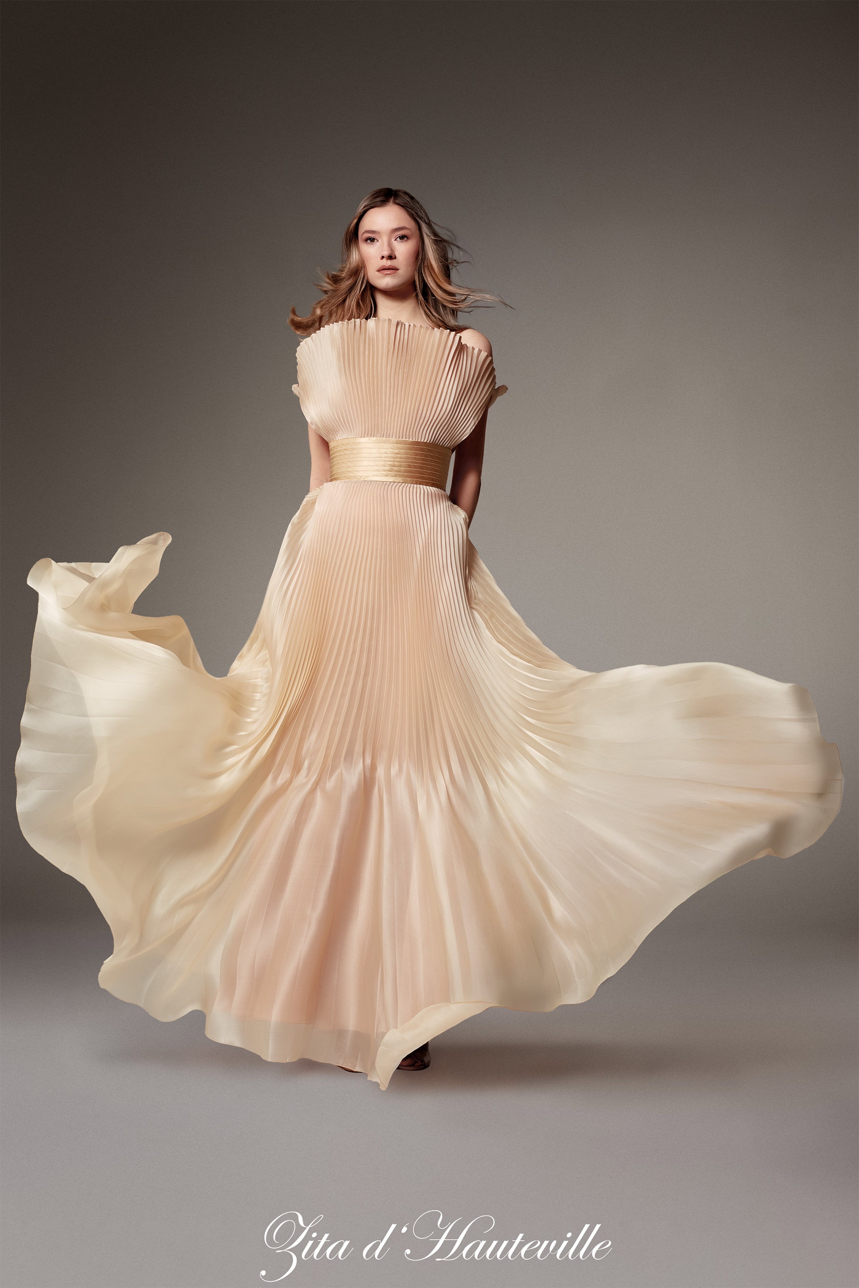 迪丽热巴｜品牌直播热巴来咯   ～   今晚高定新造型 ！身穿 Alexis M