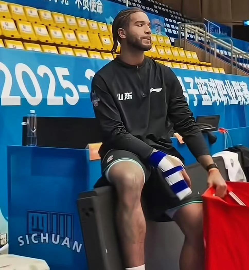 外援克里斯手部骨折仍随队前往四川，千万不要以为受伤了就可以完全放松了。

3月2