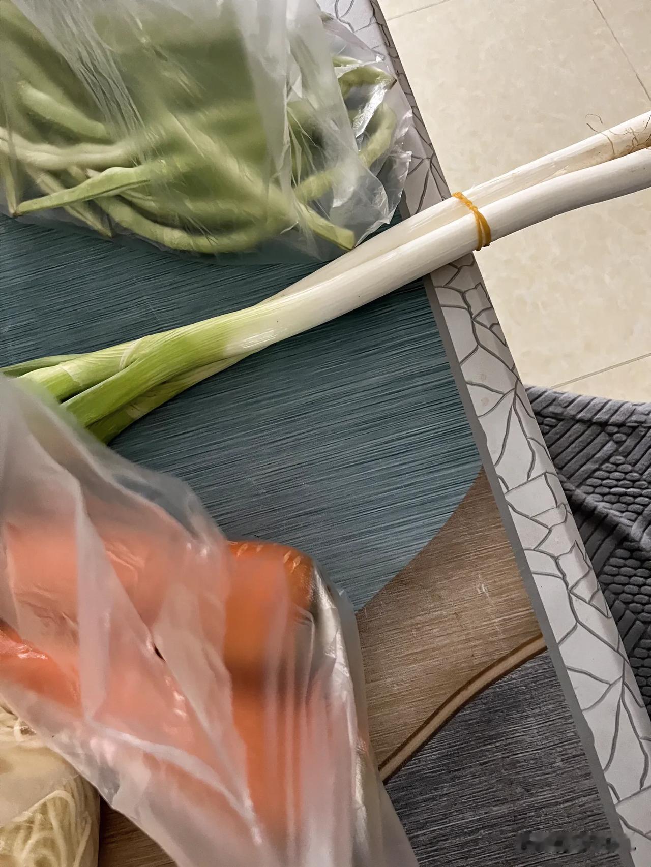  我们的工资已经不配说蔬菜了吗？今天早上去陕州路菜市场买了一点蔬菜，价格很令我惊