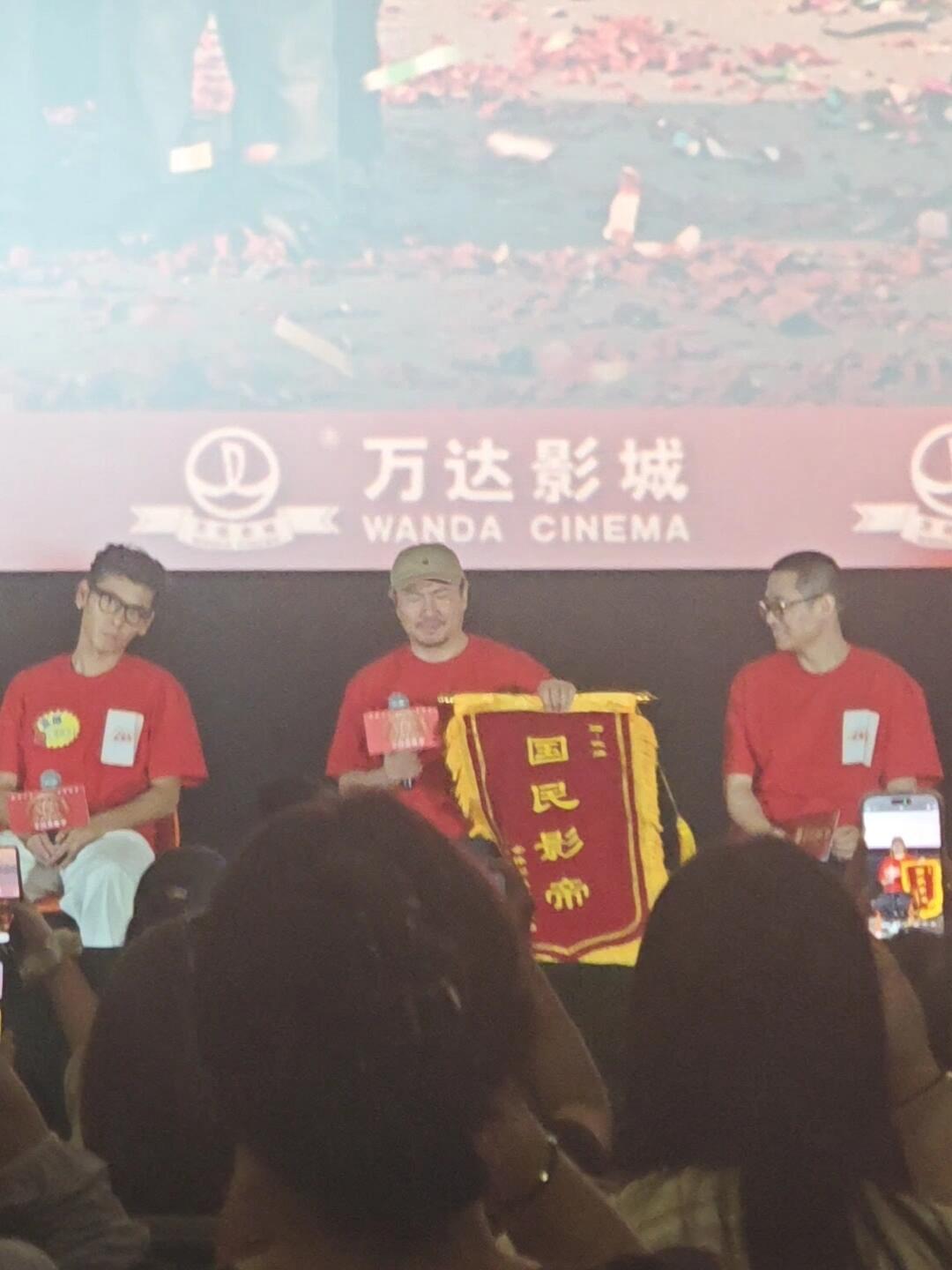 沈腾收到观众送的国民影帝锦旗！！！不愧是民选影帝沈腾收到观众送的国民影帝锦旗沈腾