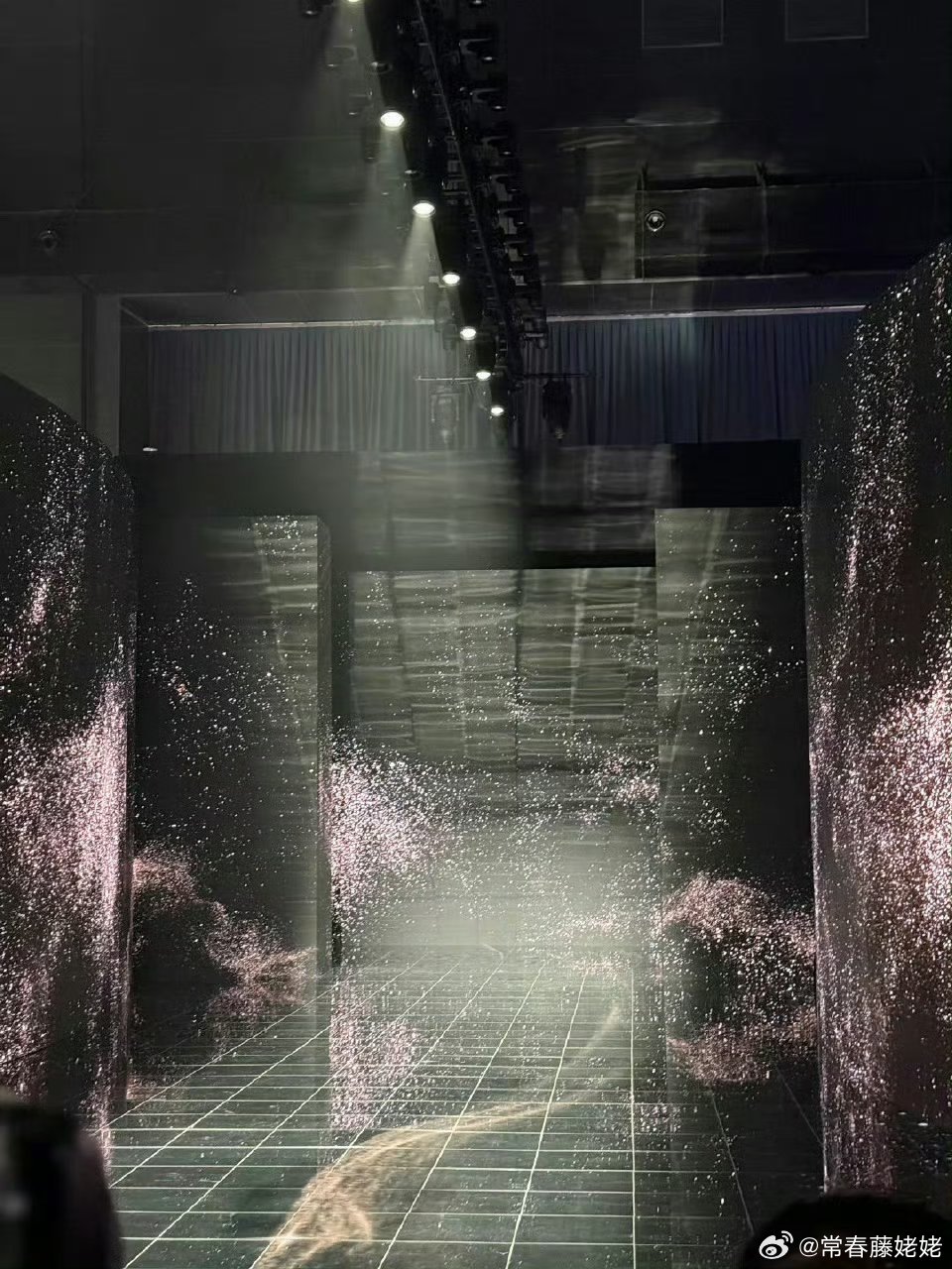 微博之夜红毯  微博之夜的红毯be like ，如果是男女一起上，和结婚没区别了