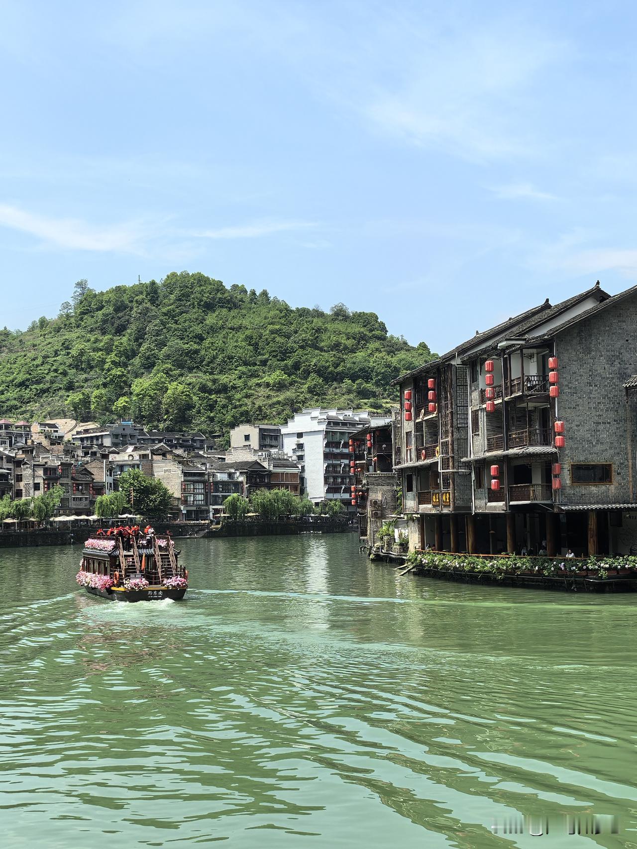 镇远古城位于贵州省黔东南州镇远县（非铜仁市），是国家历史文化名城、5A景区，有2