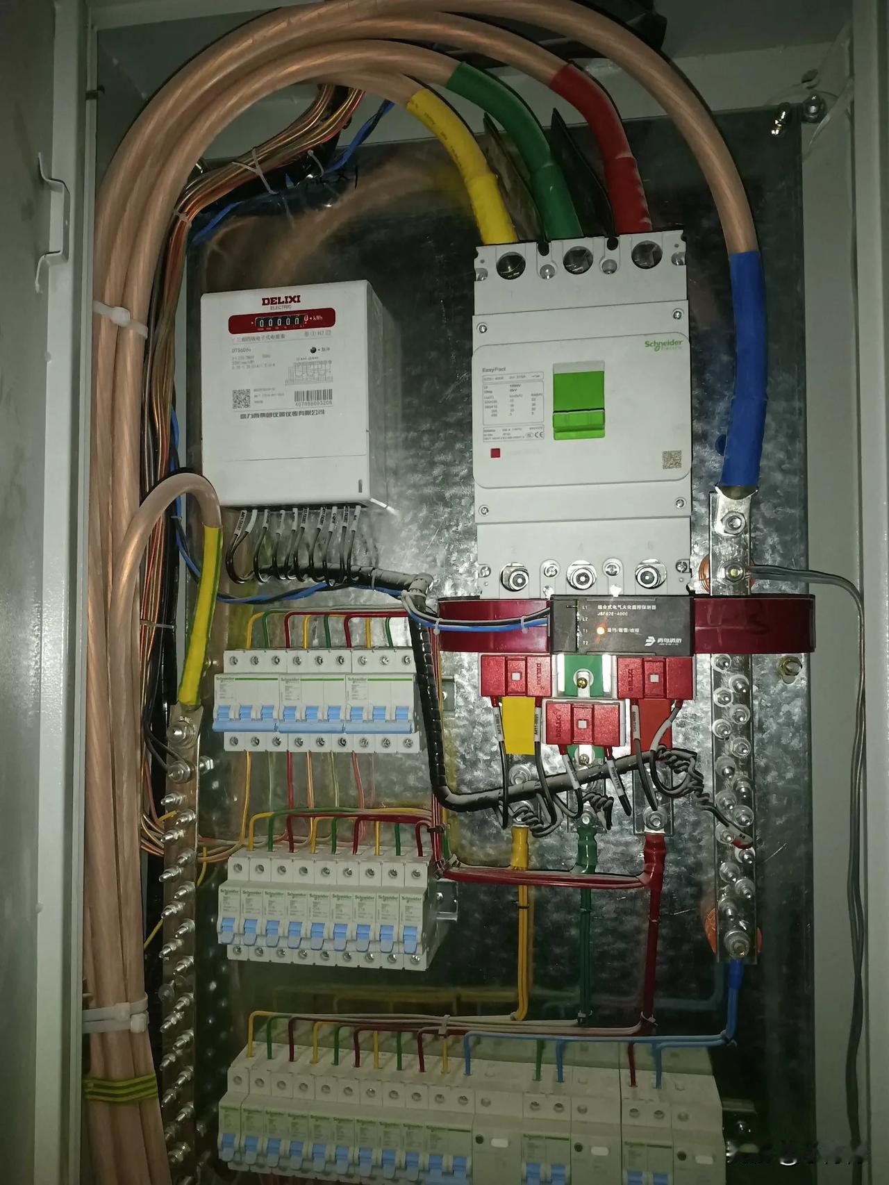 电工装完配电箱，就剩下这些粗电线，足足塞满了小布包。三四斤重了，这种粗电线里面都