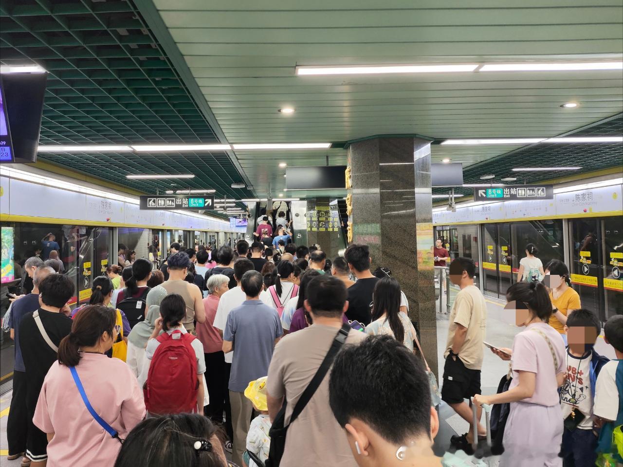 广州地铁网友：2026年8月1日（周六，广州阴，有雷阵雨，25-30℃）广州地铁