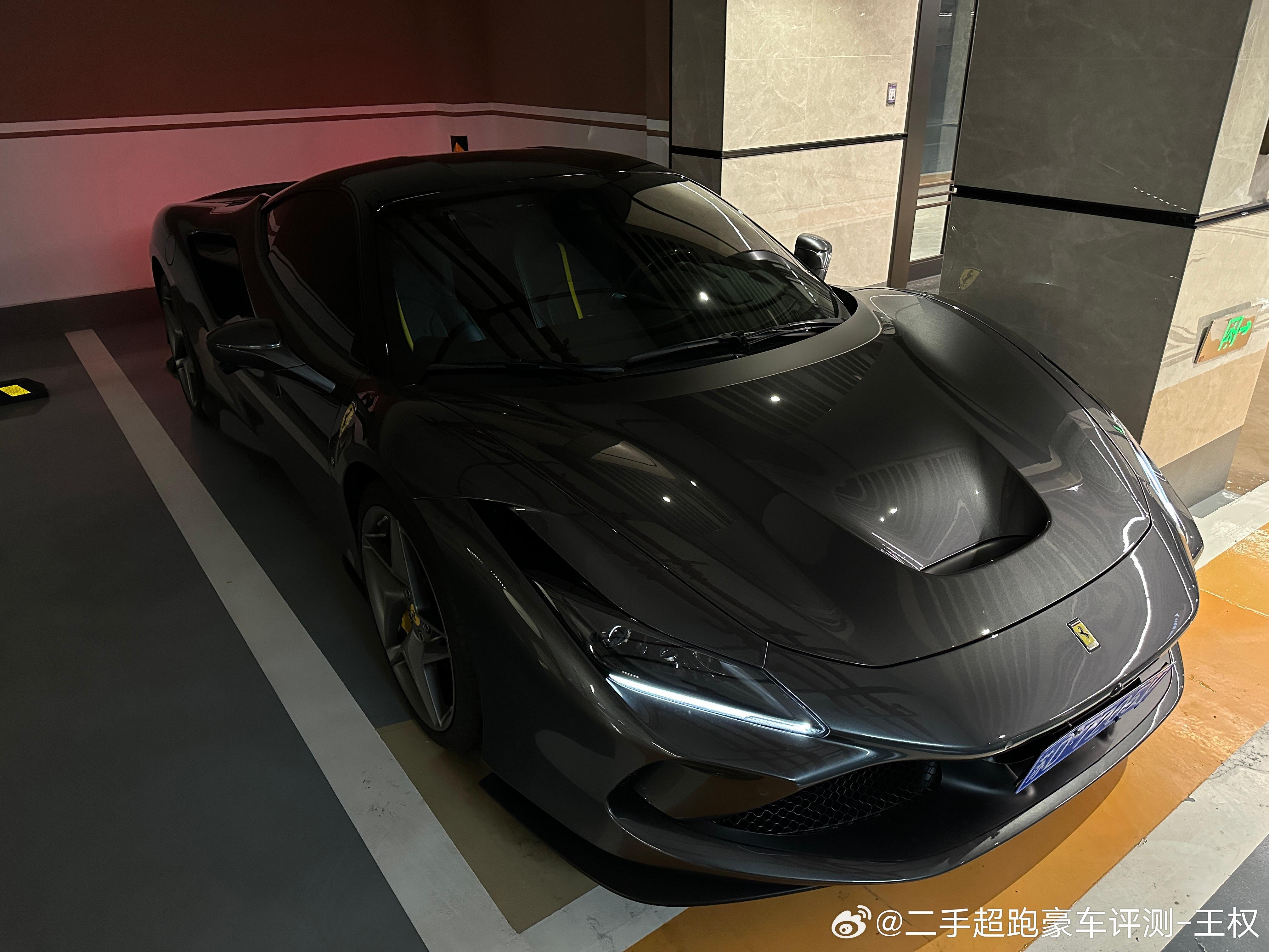 22年法拉利F8 高选配 银石赛道灰 3200公里这个色、不同光线下 、呈现不同
