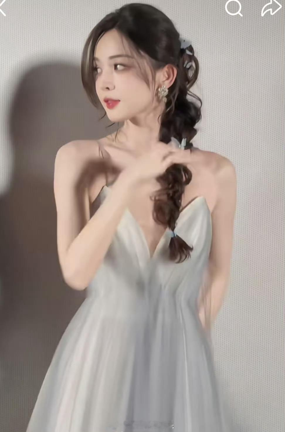 娜扎跳舞肩带断了娜扎跳舞把肩带跳掉了，姐姐妹妹一起围上来帮忙，这个造型好美啊 