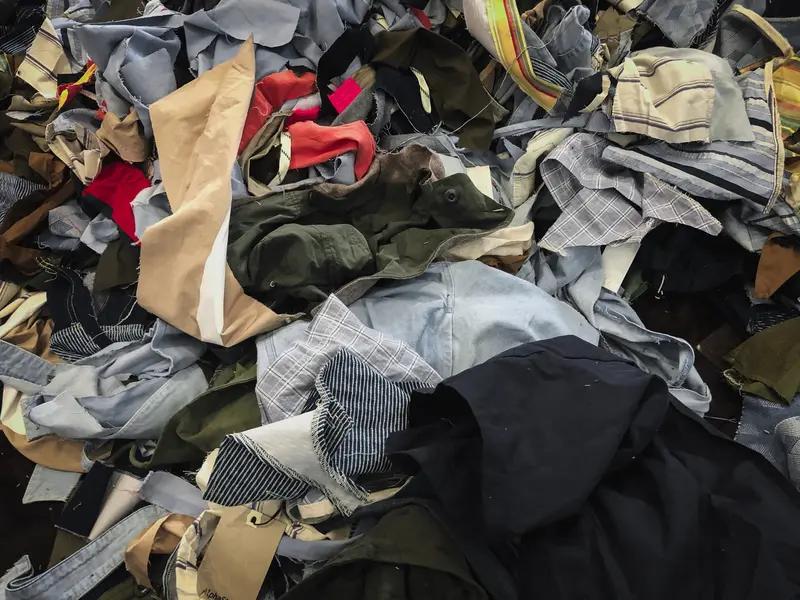 央视曝光的旧衣回收产业链内幕，真让人惊掉下巴！那些打着“大牌尾货”“孤品样衣”旗