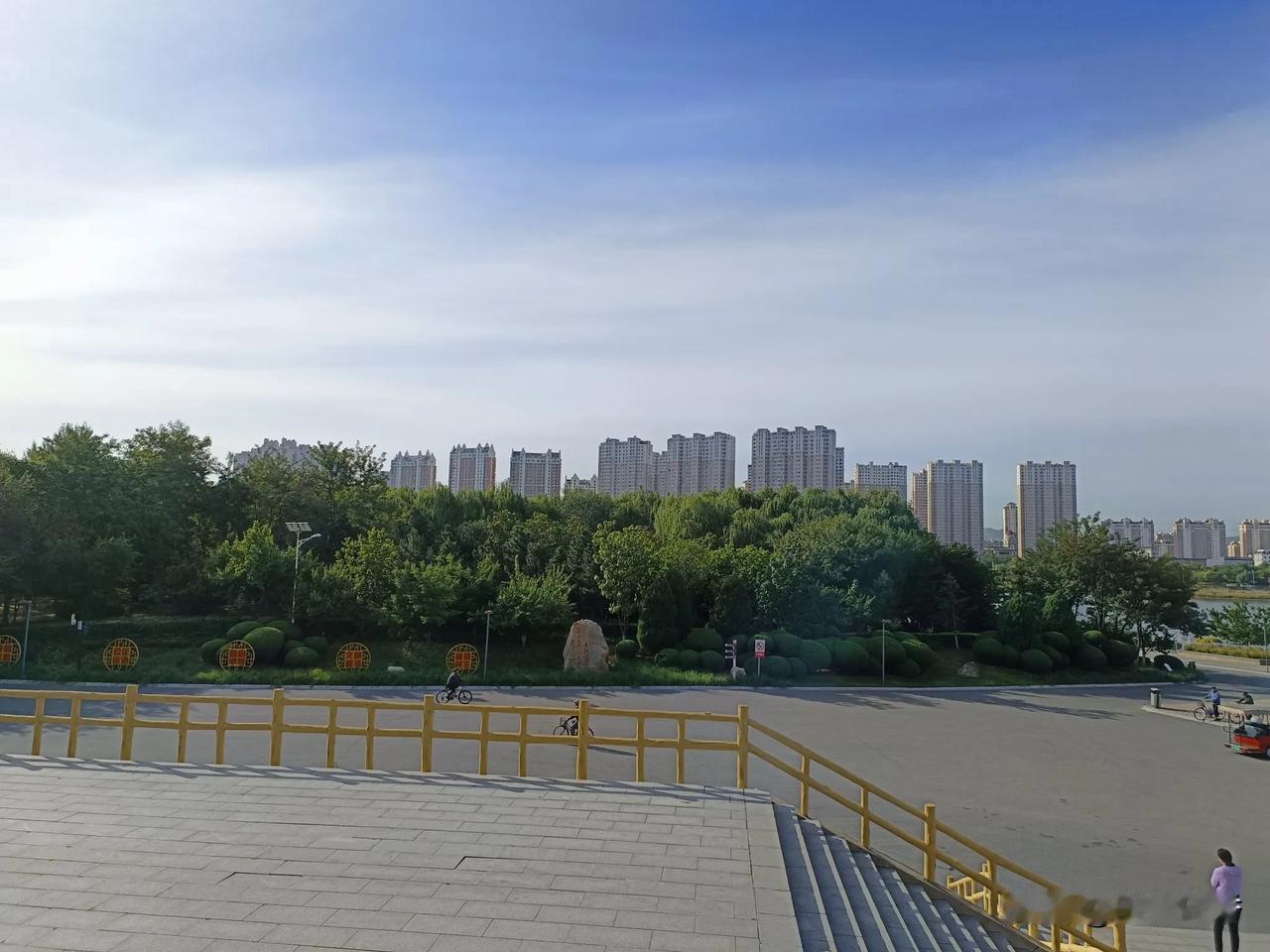 
城市的天空，
如同一个美丽的调色板，
蓝色的底色上点缀着洁白的云彩，
形成一幅