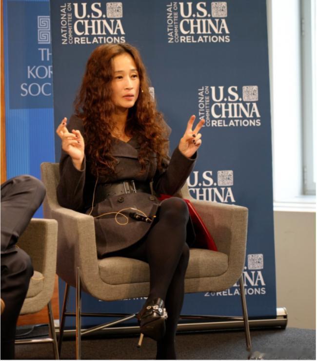 最近很火的一位花街日报华人记者，原来长这样。 