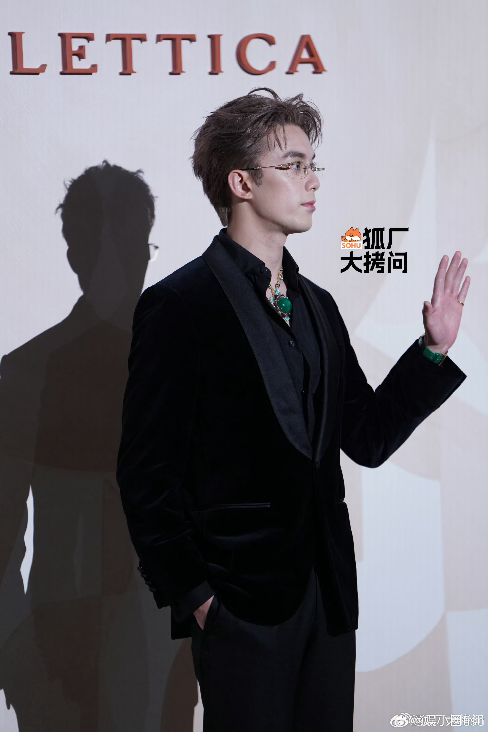 吴磊今日宝格丽活动生图，无框眼镜深v大珠宝！太帅了！ ​​​
