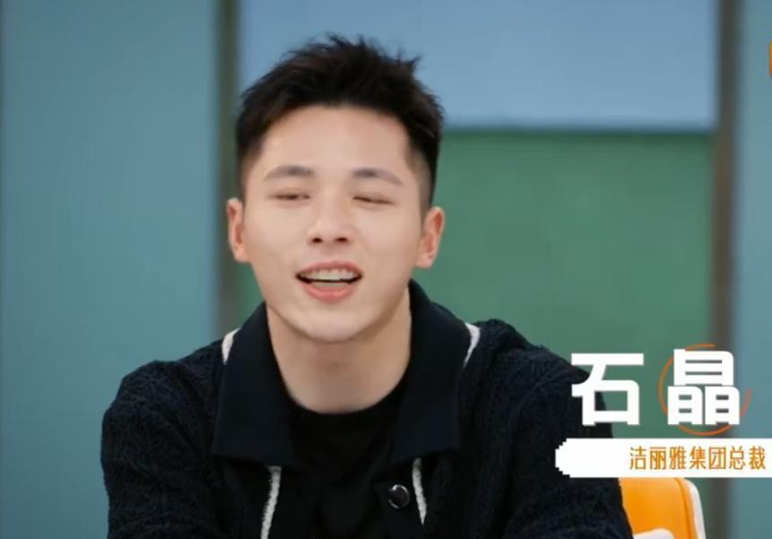 你以为的网红：扭腰摆胯。
真正的网红：对着镜头拆解120支纯棉的纱线配比。
账号