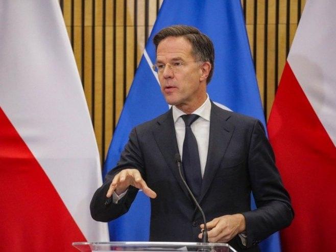 北约秘书长吕特最近放话，格陵兰对美国增派军事人员这事完全敞开大门，还说美国参与相