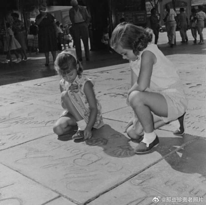 1962年8月7日梦露逝世后，人们在她的手印旁聚集。 