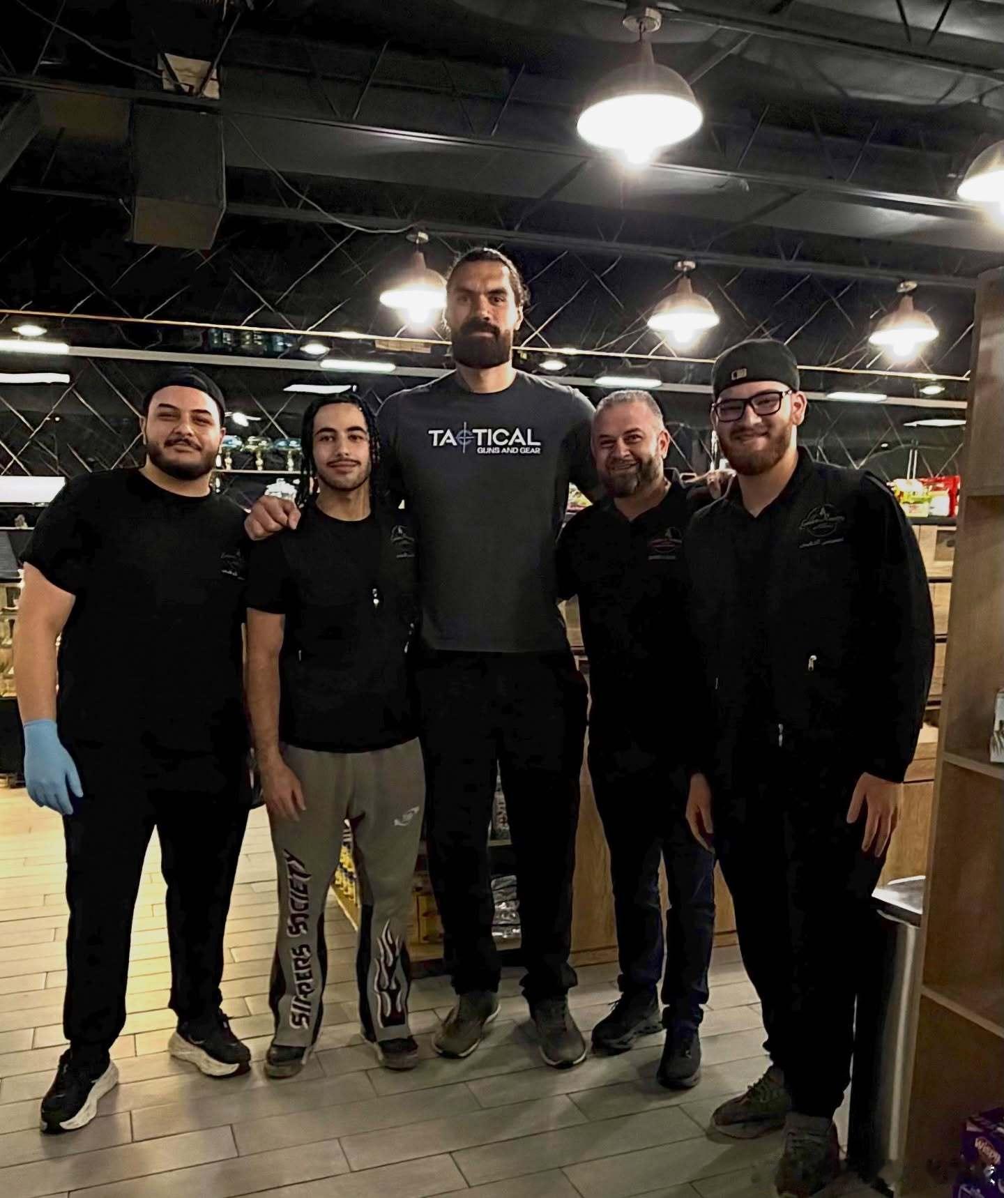 亚当斯昨日到一家商店购物，还和店员合影，店员发文到：“我们至今仍不敢相信……一抬