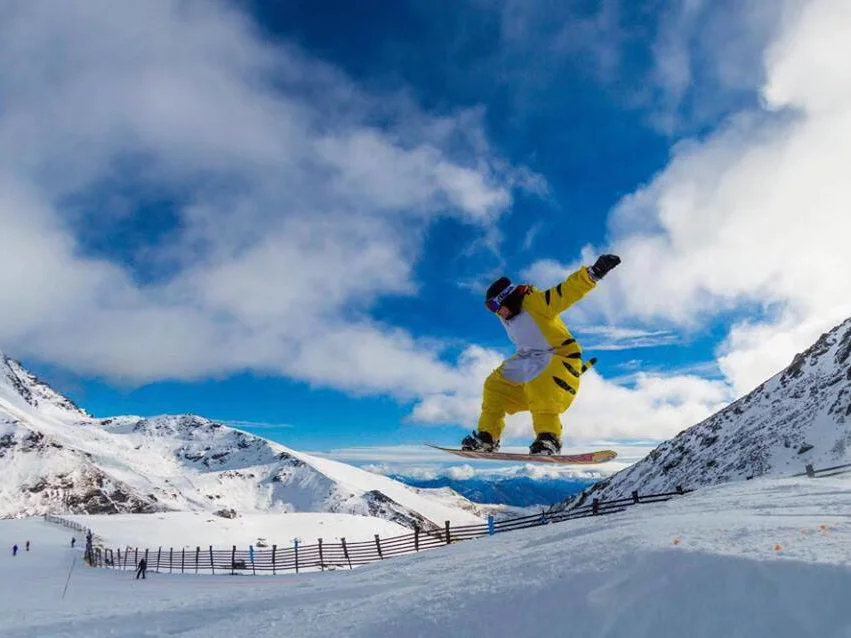 新西兰的冬天是最适宜滑雪的季节，这里的雪场有急有缓，能适应各种年龄段的人群，就连