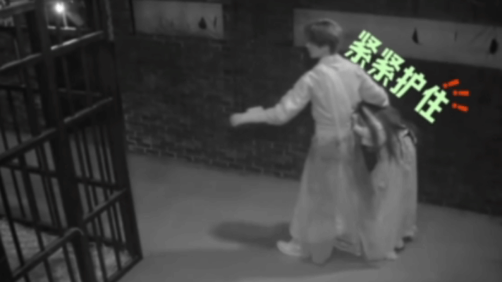 杨超越被吓到躲周柯宇怀里杨超越躲周柯宇怀里了 开推找绣花鞋这段我真的笑死，杨超越