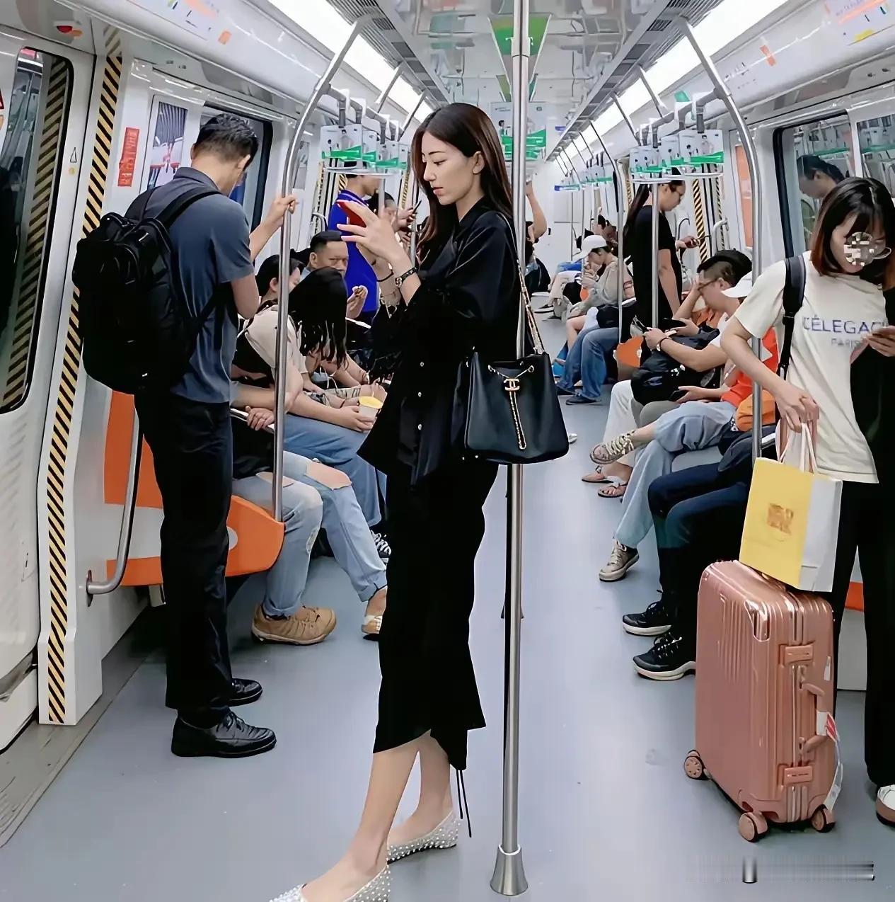 网友：这老婆要是娶到手，不宠上天都说不过去[呲牙]