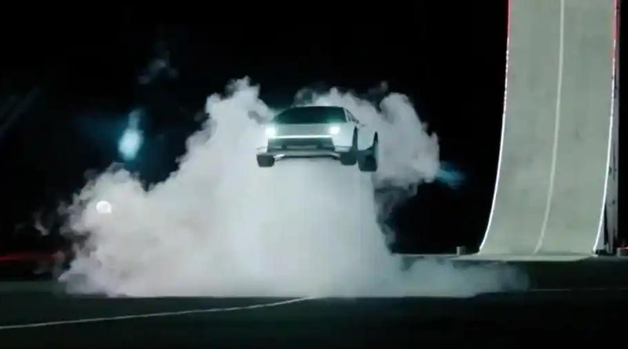 马斯克发布会飞的汽车Roadster，如果是国内车企做的，大家会怎么说？

马斯