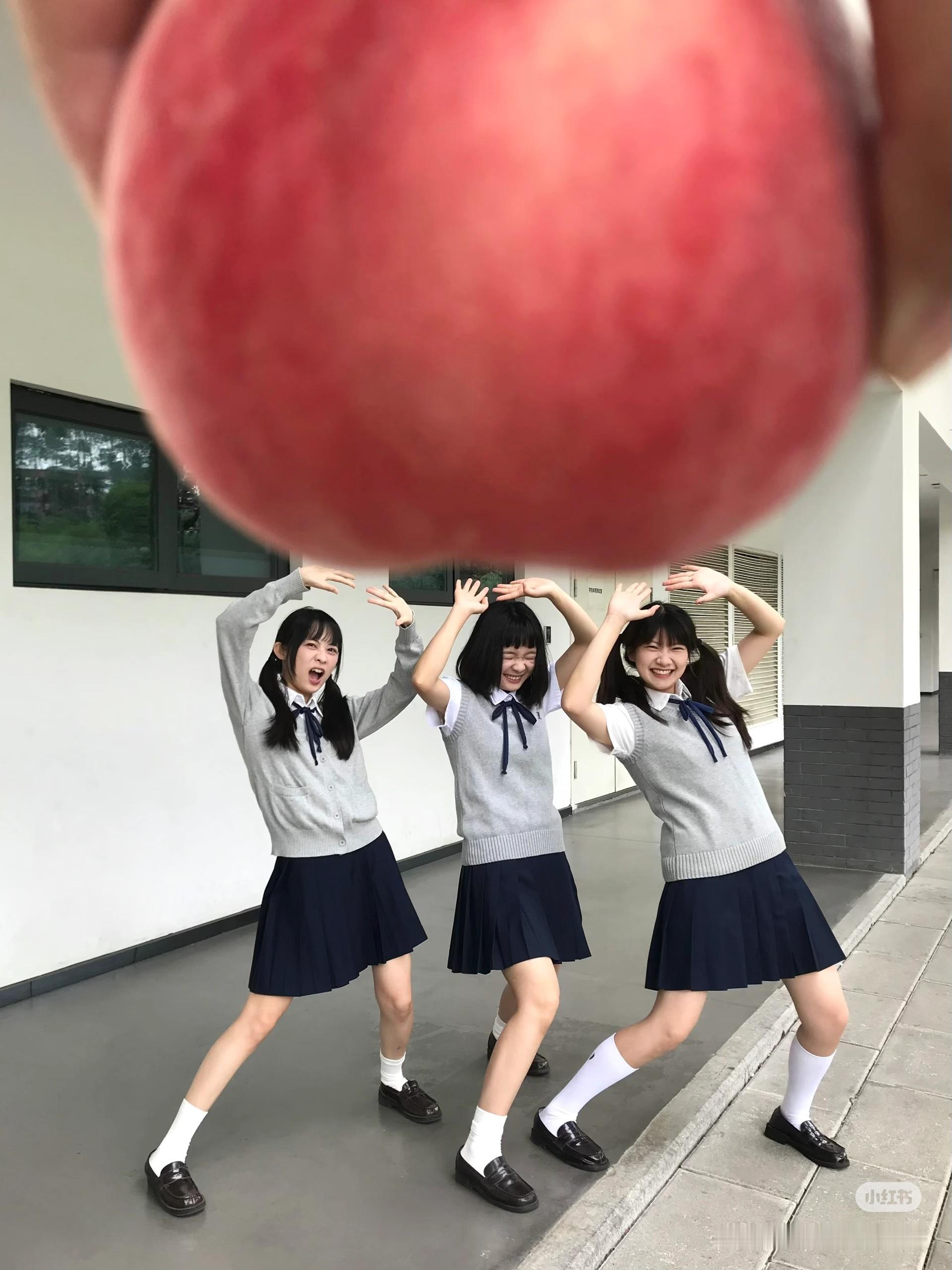 为什么大家都在头上顶桃子 有没有人告诉我为什么最近一打开社媒大家都在顶桃子？真桃