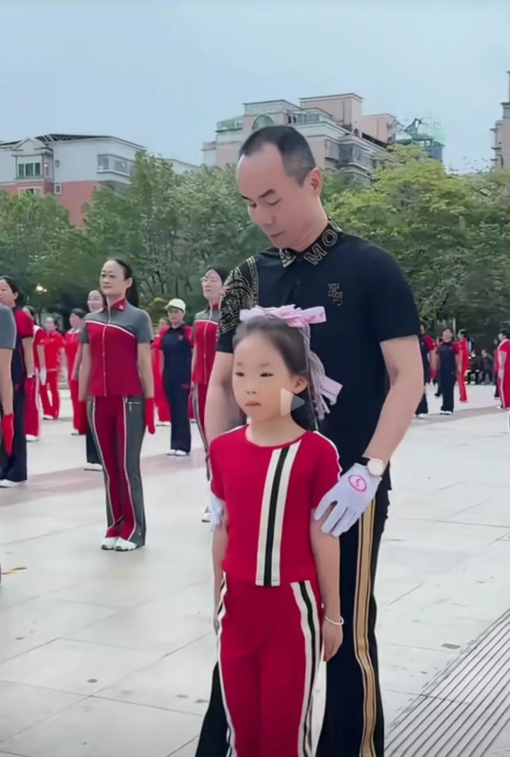 嚯嚯嚯完老头老太太，又要开始嚯嚯孩子们了，必须要阻止啊。