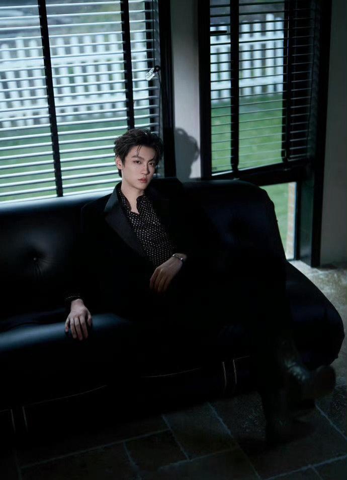 田栩宁今日份营业，身着Fendi超季西装，奢牌宠儿田栩宁daddy级别田栩宁黑色