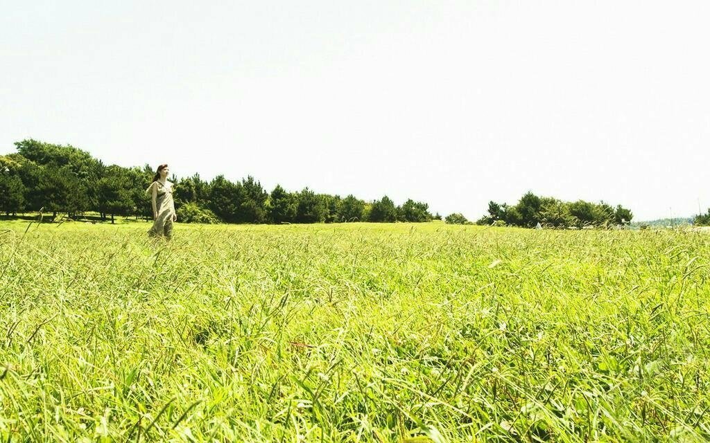 一个女人如果不喜欢一个男人，那这个男人就左也不是右也不是。——路遥《平凡的世界》