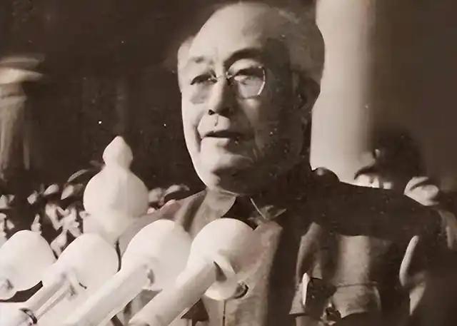 1995年，吴德结束了他的一生旅程，在即将去世之际，他对身旁的女儿留下了一句简短
