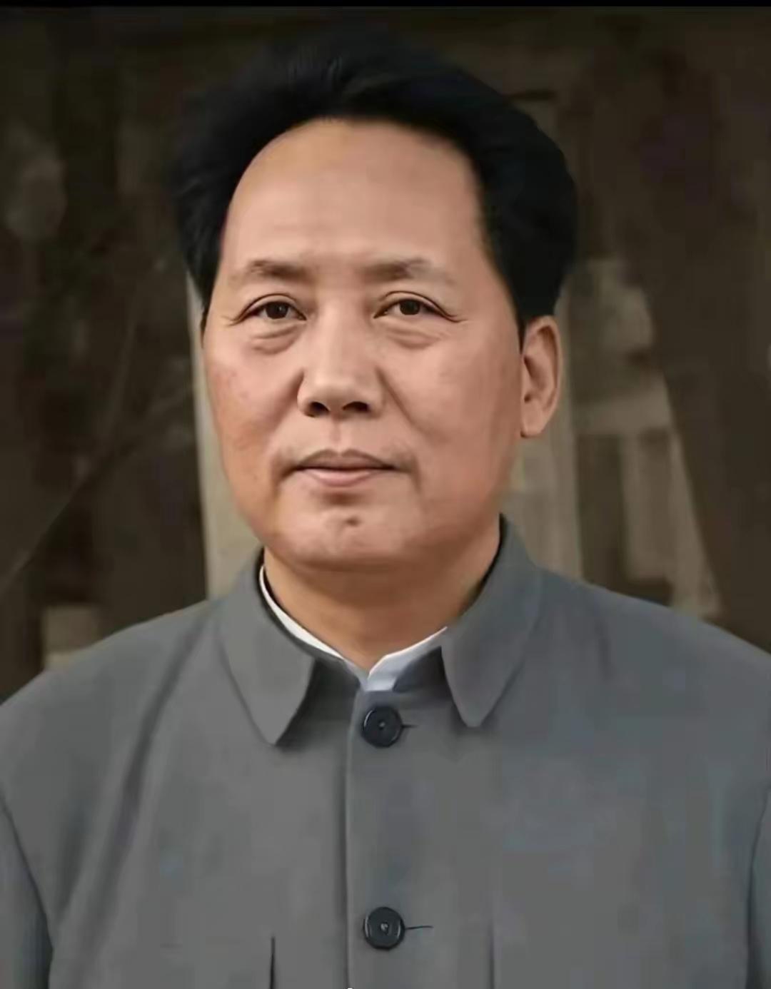 1948年，55岁的毛主席留下了
这张珍贵照片。照片里，他浓眉大眼，天庭饱满，下