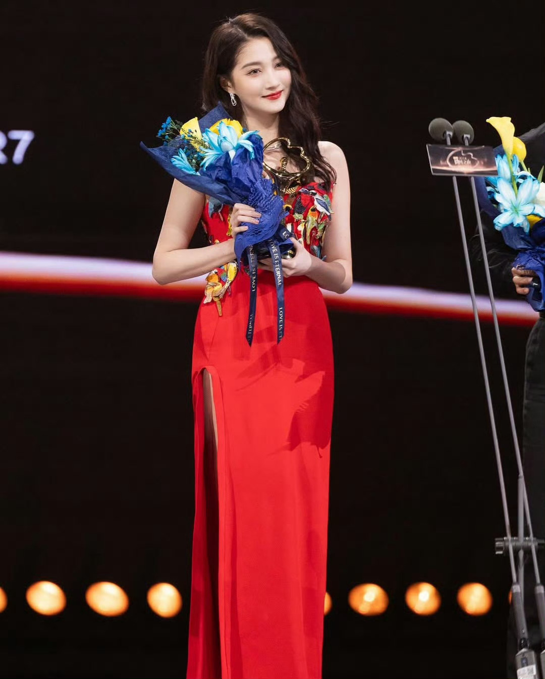 关晓彤邵子恒同框合照  有一说一，关晓彤是真心漂亮呀！又漂亮又性感身材又好。爱了