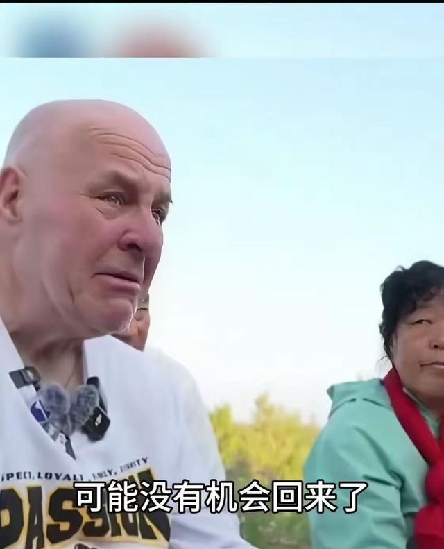赛考斯又哭了！紧紧握住殷玉珍的手说：“我这次要走了，可能没有机会回来了，这是我一