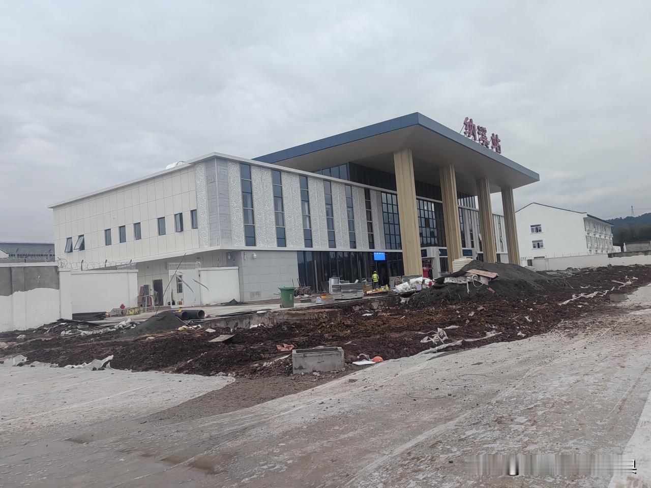 依托原纳溪货运站改造而成的隆泸叙铁路纳溪站，位置确实还不错，离纳溪城区很近，相对