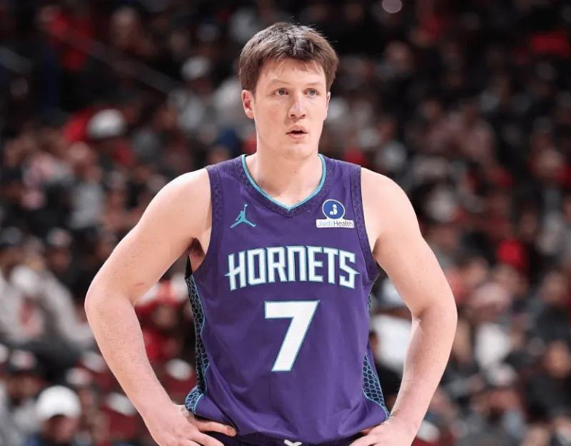 黄蜂队这次赚麻了！他们迎来了NBA历史上新一届的新秀三分王。就在上场遭遇战，当黄