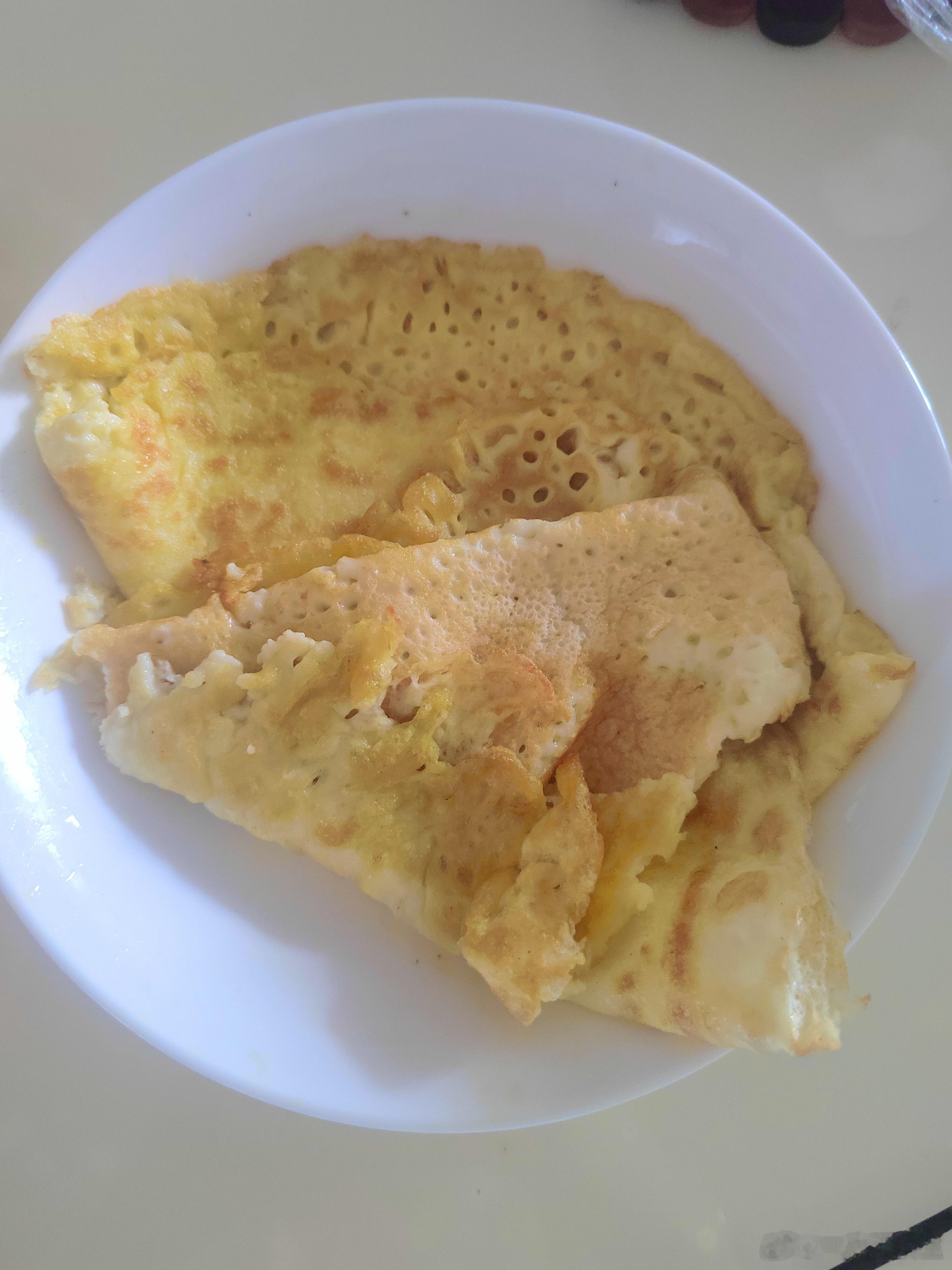 第一次做鸡蛋饼，一大早起来按照视频，说5分钟能吃上美味早餐，我手忙脚乱1小时的成