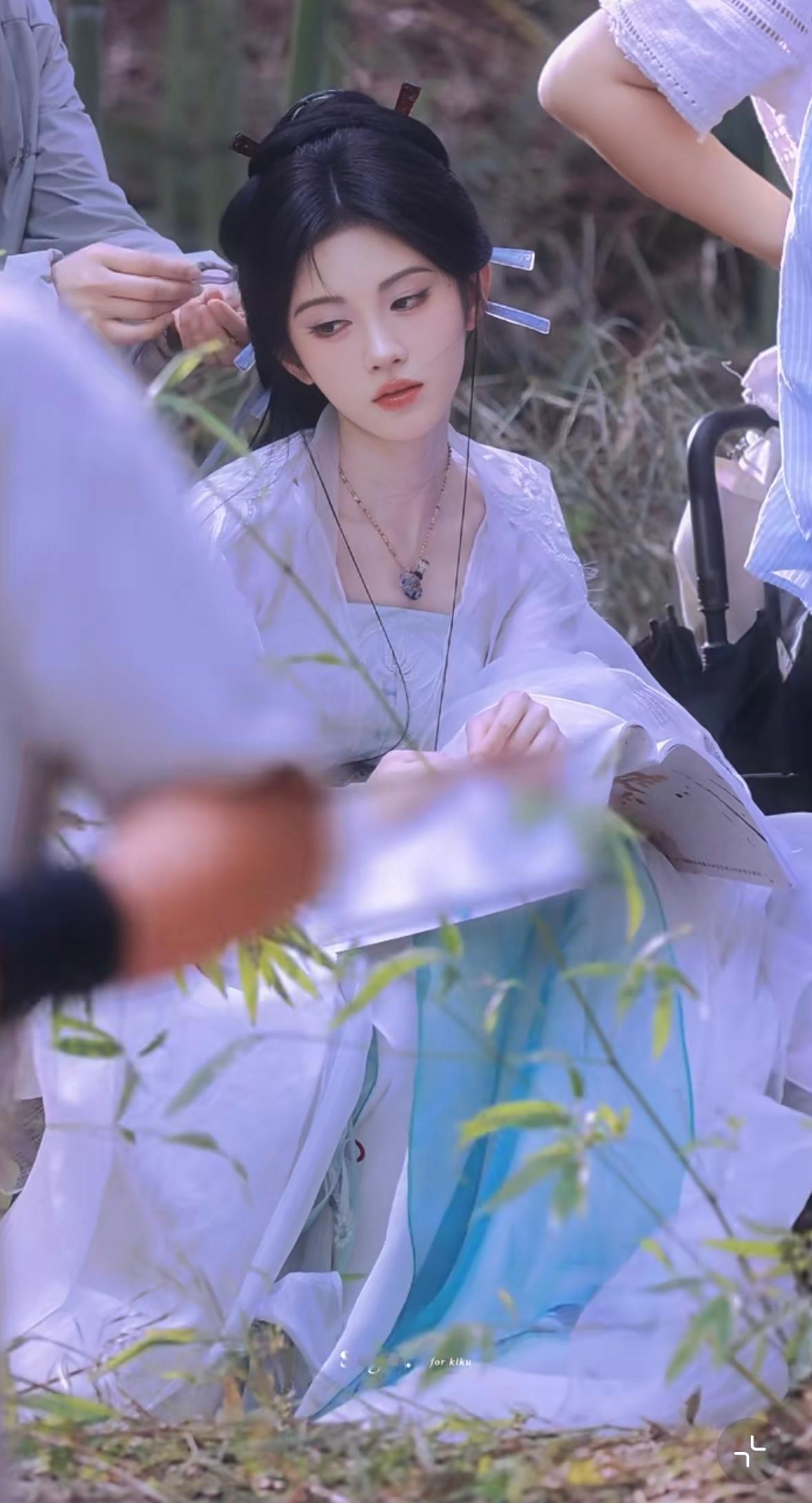 鞠婧祎  神女塑崛起素绡裁就流云色，玉魄凝成皓雪身 ​​​