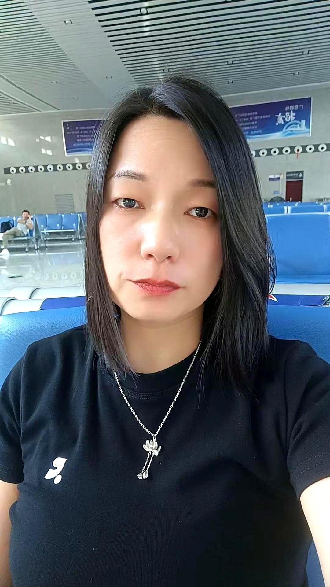 当早春的候车室还潮着寒气时，纸箱里蜷着婴儿，被路人发现。
1982年初春，张瑞花