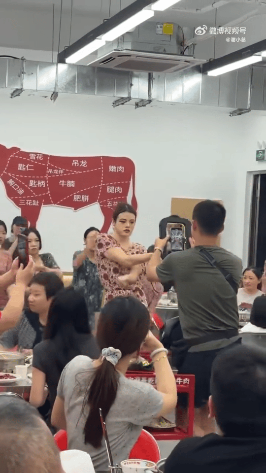 为了流量，实体店真有点疯[我想静静]？一家火锅店，请了网红跳舞。这几个人穿着睡衣