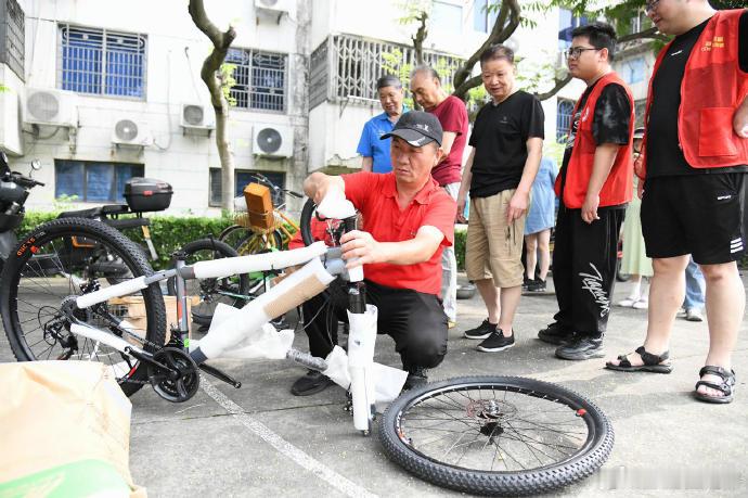 台州维修师傅免费修车情暖居民 “能帮邻里解决点小事，再热的天也值得。”🌞 近日