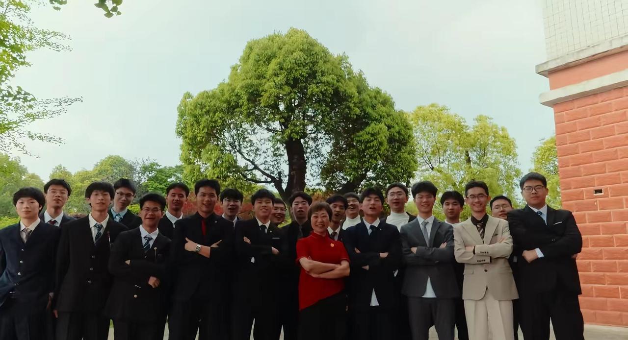 儿子，集成电路是国家急需的专业，想真正学到本事，妈妈给你总结几点，供你参考：1.