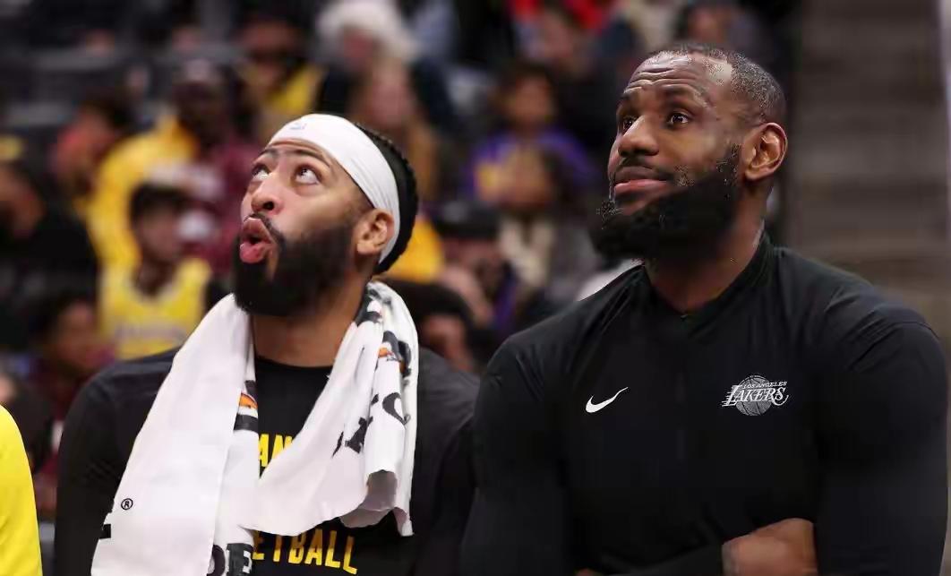 NBA果然是最现实的地方！
湖人官方媒体评选历届最佳二人组，功勋球员一一在列，唯