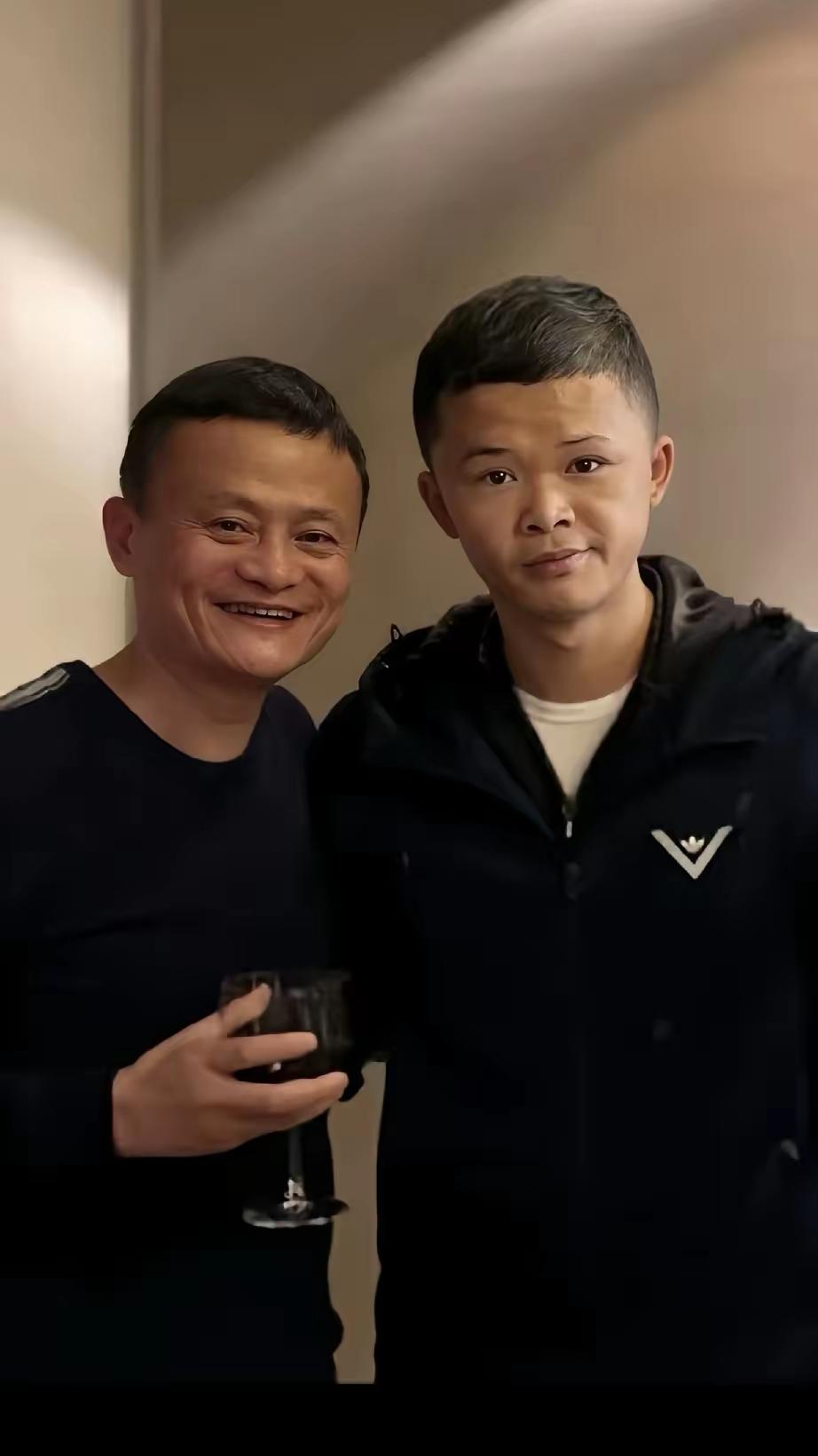 小马云和老马云同框
老马云慈眉善目 两人眉眼处有几分相似
他们要是父子就完美了?