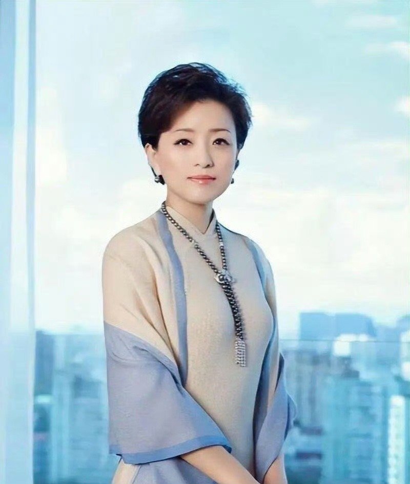 杨澜回应退休杨澜不懒 退休传闻被杨澜打破！她直言只是调整节奏，把时间分给热爱。所