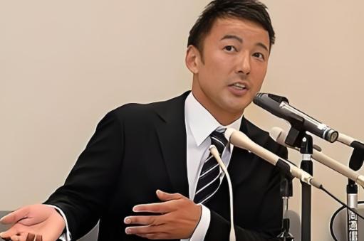 日本国会现场突发震撼一幕，彻底打破了右翼政客们的嚣张气焰！平日里动辄叫嚣“对华强