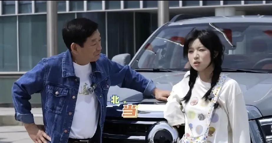 “您戴美瞳吗？”
“您电话给我，我给你充点话费。”

大力仑这孩子太耿直了，两句