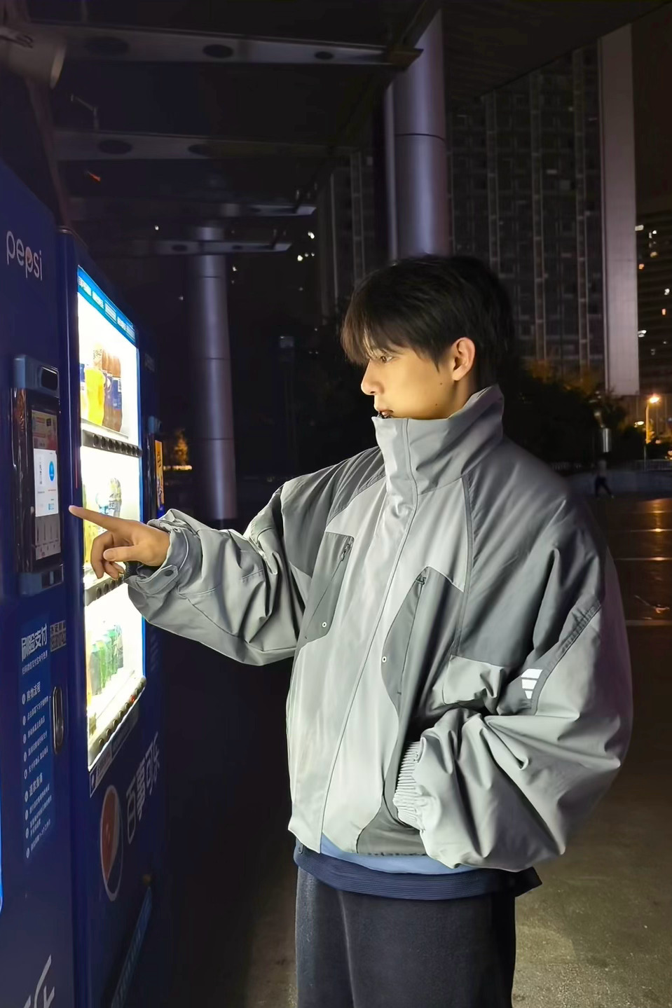 青年演员王安宇 王安宇﻿ 不仅有着令人羡慕的才华，还有着让人难以忽视的外貌，简直
