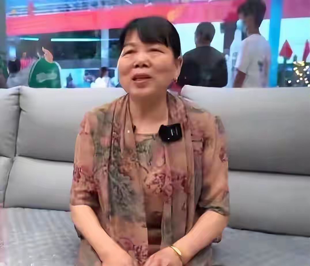 原来她是张陆的母亲，曾背着儿子去上学，怪不得儿子能两上太空 