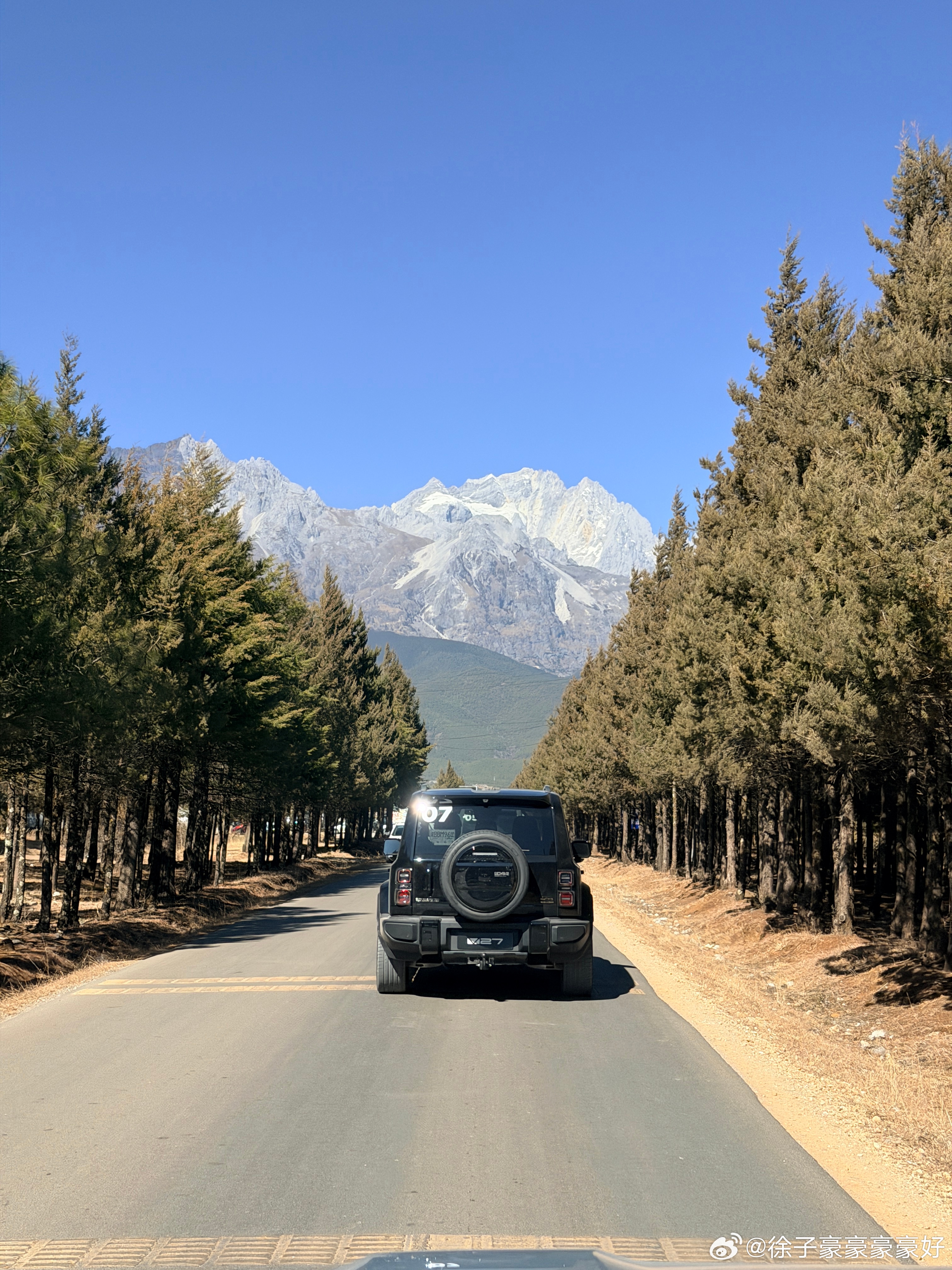 说实话去年得看了100多座雪山，现在看玉龙雪山毫无感觉……甚至我觉得他有点黑石头
