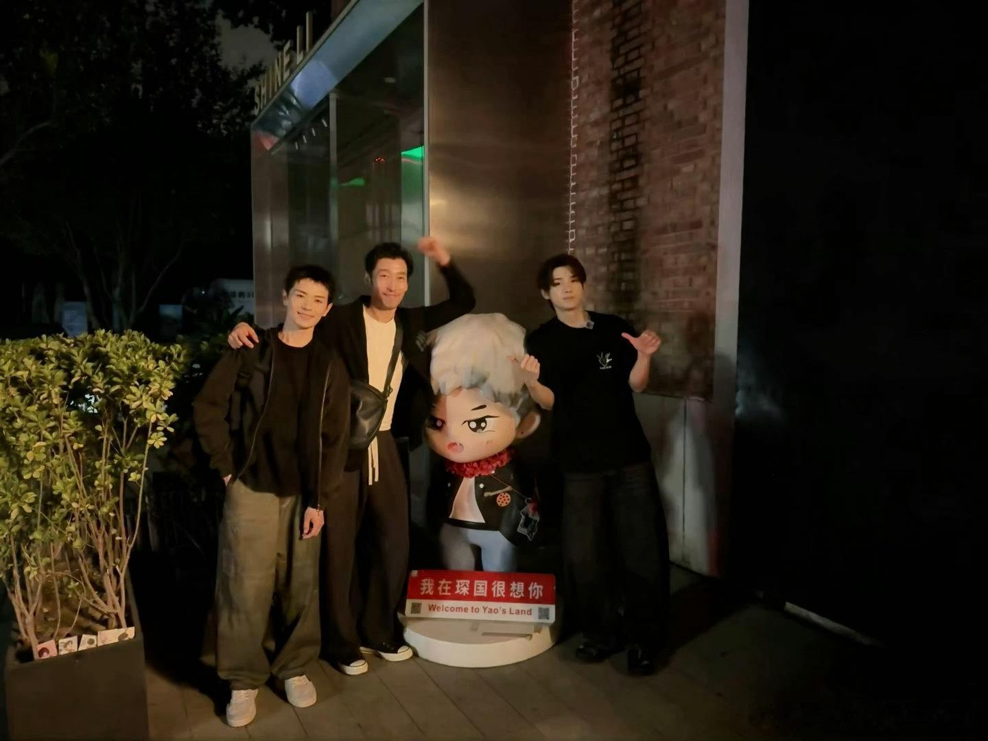 刘耕宏探班披荆斩棘刘耕宏探班披哥 不管谁暂时离开了舞台，这群哥哥之间的联结从来都