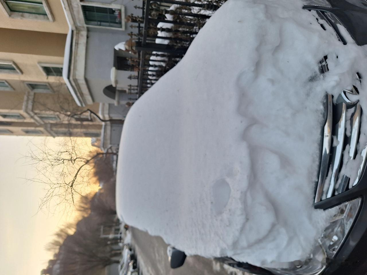 圣诞节堆个雪人，想起一个段子：
刚下完大雪，女生兴奋地敲开男生的院门，“下了好大