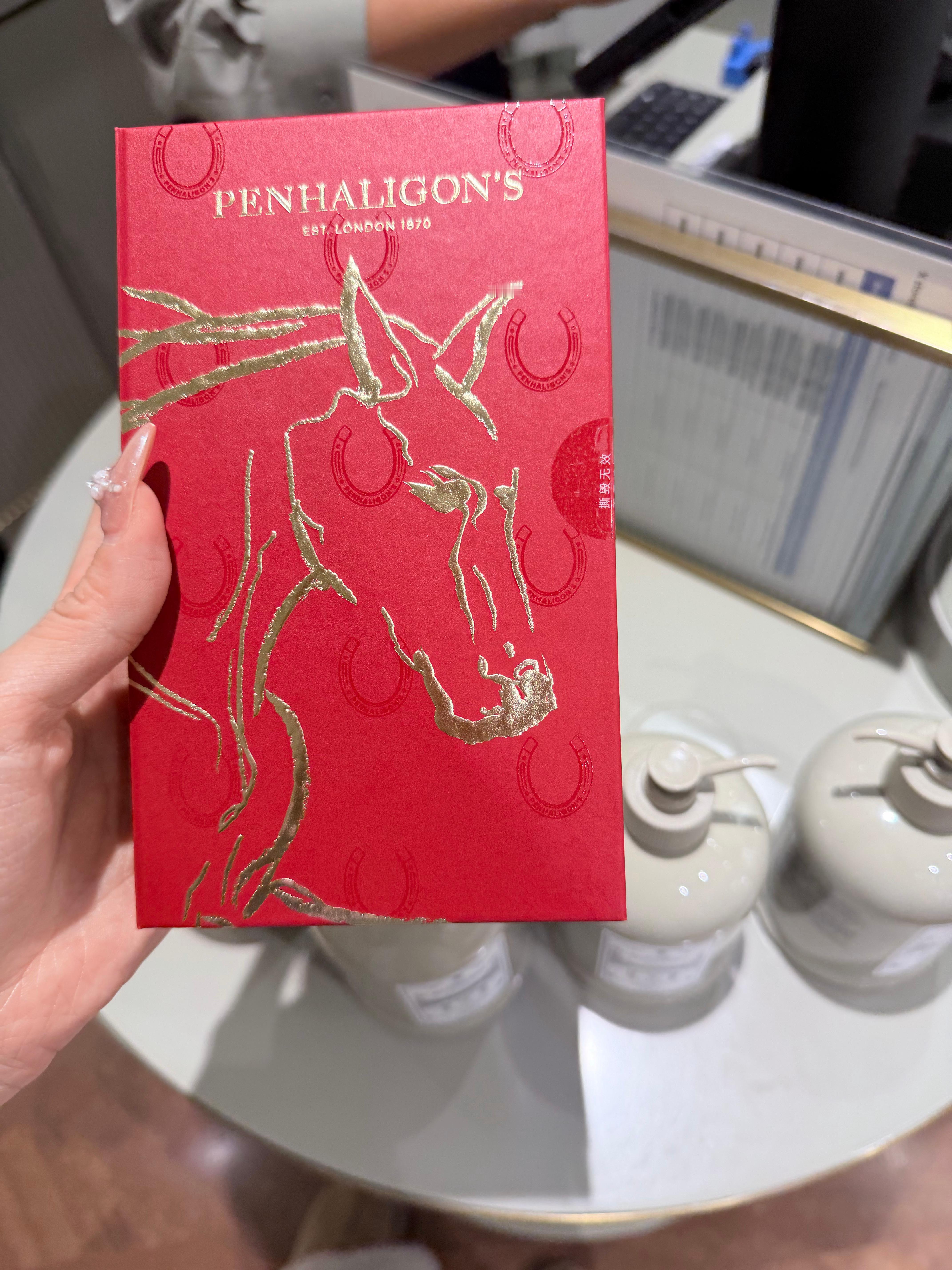 狂买四瓶身体乳 加上之前够积分送了个狐狸和马年的小香水 马年的太甜了 狐狸还挺好