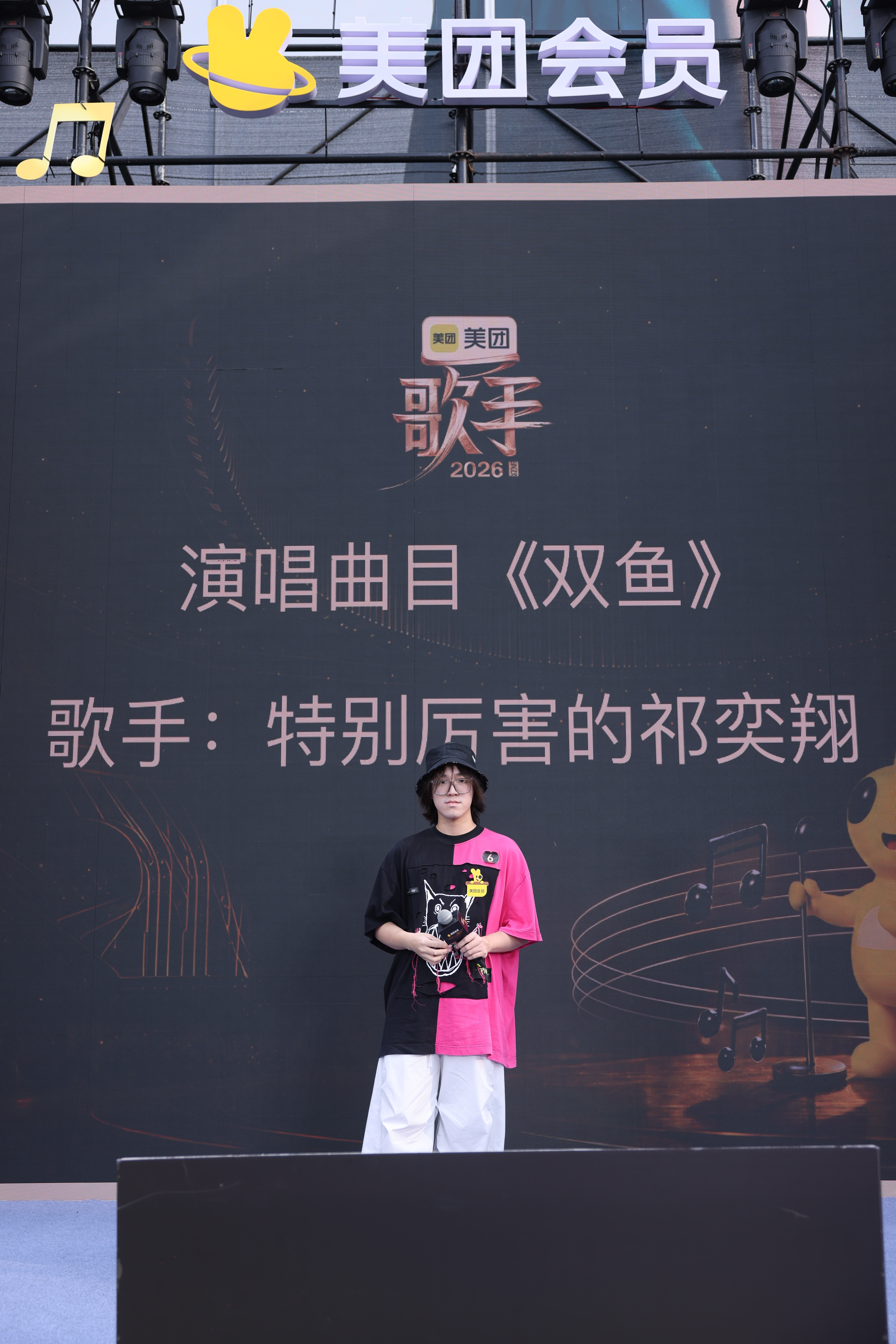 长沙人精神状态belike一众美团会员齐聚KTV大赛现场，有人倾情献唱唱功出众，
